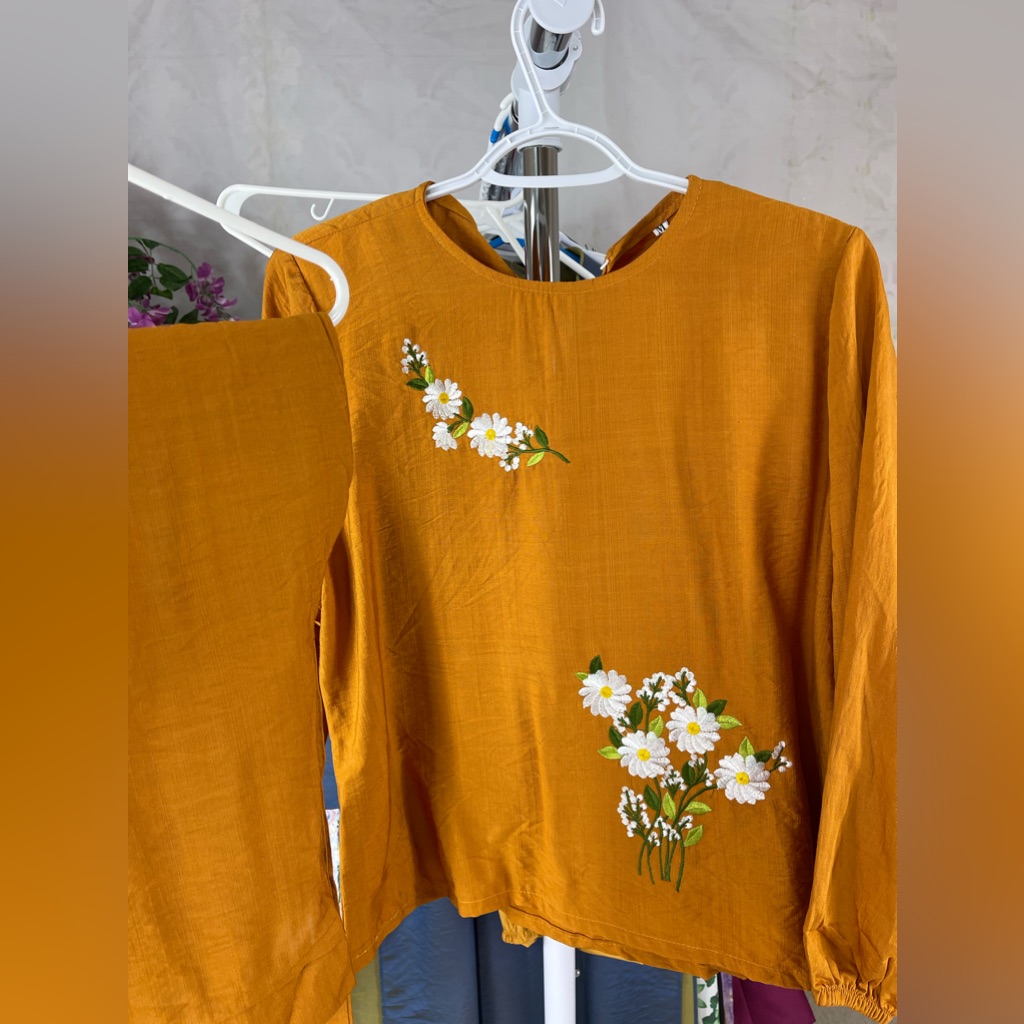 La Linen Thiet Ke B/Set, New Beautiful Boutique Set Size L Vietnam (Us Size 4)
